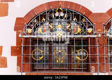 Eisernes künstlerisches Gitter an der Fassade des neuen Rathauses. Freiburg im Breisgau, Freiburg, Baden-Württemberg, Deutschland, Europa Stockfoto