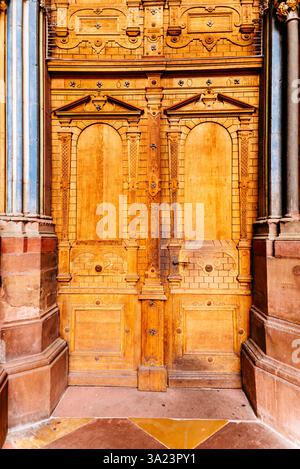 Holztür in der Eingangshalle. Das Freiburger Münster ist der Dom von Freiburg im Breisgau in Freiburg, Baden-Württemberg, Deutschland, Europa Stockfoto