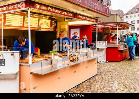Fastfood-Stände auf dem Markt im Freien am Minster Square. Freiburg im Breisgau, Freiburg, Baden-Württemberg, Deutschland, Europa Stockfoto