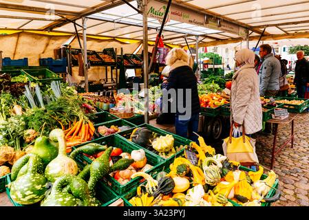 Obst und Gemüse auf dem Markt im Freien am Minster Square. Freiburg im Breisgau, Freiburg, Baden-Württemberg, Deutschland, Europa Stockfoto