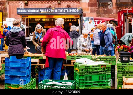 Obst und Gemüse auf dem Markt im Freien am Minster Square. Freiburg im Breisgau, Freiburg, Baden-Württemberg, Deutschland, Europa Stockfoto