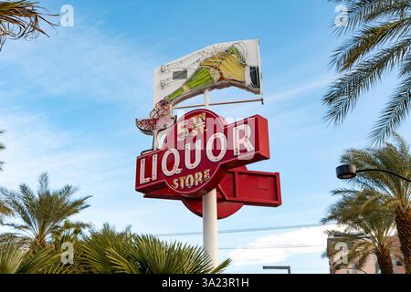 las Vegas, Nevada, USA - 2. März 2025 - Vintage 5th Street Liquor Store-Schild in der Innenstadt/Fremont-Gegend von Las Vegas. Stockfoto