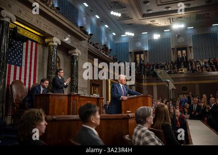 Washington, Usa. März 2025. U. US-Präsident Donald Trump, hält eine gemeinsame Rede vor dem Kongress von der House Chamber on Capitol Hill, 4. März 2025 in Washington, D.C. Credit: Daniel Torok/White House Photo/Alamy Live News Stockfoto