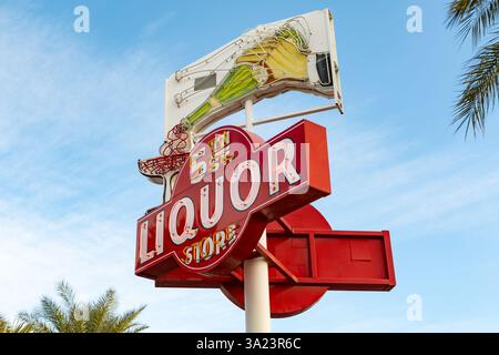 las Vegas, Nevada, USA - 2. März 2025 - Vintage 5th Street Liquor Store-Schild in der Innenstadt/Fremont-Gegend von Las Vegas. Stockfoto