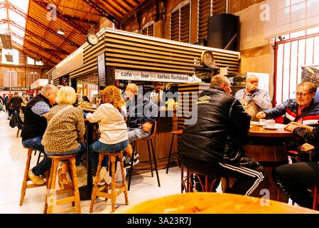 Die Leute sitzen an der Bar im Colmar Market. Colmar, Colmar-Ribeauvillé, Haut-Rhin, Frankreich, Europa Stockfoto