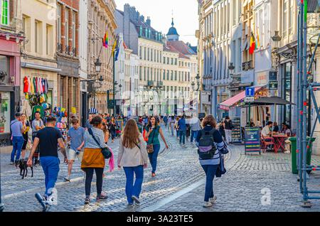 Brüssel, Belgien, 6. Juli 2023: Menschen Touristen gehen die Fußgängerzone mit vielen Geschäften, Geschäften, mittelalterlichen Häusern und alten Gebäuden entlang Stockfoto