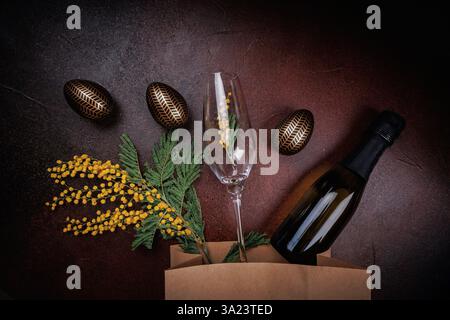 Champagner und Mimosa-Blumen für eine festliche Osterfeier Stockfoto