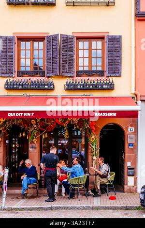 Terrasse eines Weinbar-Restaurants. Stadtzentrum. Obernai, Bas-Rhin, Grand Est, Frankreich, Europa Stockfoto