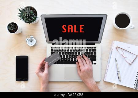Beim Online-Shopping auf einem Laptop können Sie den Schreibtisch mit den Händen der Frau aufladen Stockfoto
