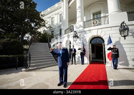 Washington, Usa. 24. Februar 2025. U. US-Präsident Donald Trump, Gesten an den französischen Präsidenten Emmanuel Macron, als er vom diplomatischen Eingang des Weißen Hauses am 24. Februar 2025 in Washington, D.C., abreist. Credit: Daniel Torok/White House Photo/Alamy Live News Stockfoto