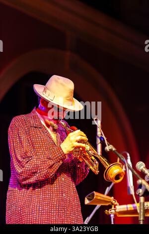 Sanlucar de Barrameda, Spanien, 17. Juli 2004, Jerry Gonzalez spielt stumm Trompete, zeigt Live-Musik und pulsierende Energie. Stockfoto