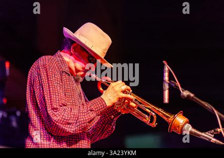 Sanlucar de Barrameda, Spanien, 17. Juli 2004, Jerry Gonzalez spielt wunderbar auf der Trompete und fesselt das Publikum mit herrlicher Musik. Stockfoto