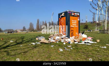 10.03.2025, Berlin - Deutschland. Überquellender Mülleimer im Prenzlauer Berg. *** 10 03 2025, Berlin Deutschland überlaufender Müllcontainer in Prenzlauer Berg Stockfoto