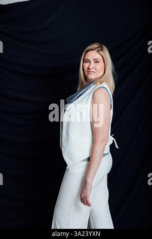 Porträt einer Geschäftsfrau im weißen Business-Anzug Stockfoto