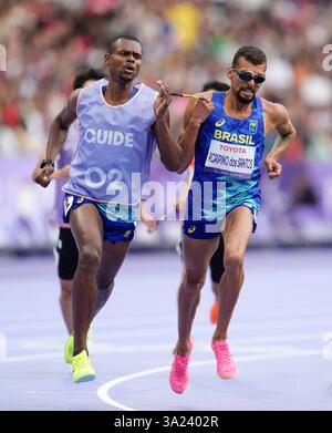Der Brasilianer Julio Cesar Agripino dos Santos ist auf dem Weg, das 5000-m-T11-Finale der Männer im Stade de France am zweiten Tag der Paralympischen Sommerspiele 2024 in Paris zu gewinnen. Bilddatum: Freitag, 30. August 2024. Stockfoto