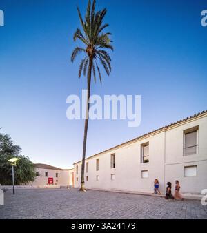 Sevilla, Spanien, 26. Juli 2022, Besucher schlendern auf den Wegen des CAAC, umgeben von zeitgenössischer Kunst und historischer Architektur während der zauberhaften Zeit Stockfoto