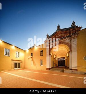 Sevilla, Spanien, 26. Juli 2022, einzigartige Architektur bei Nacht beleuchtet zeigt das ehemalige Kloster in Isla de la Cartuja, Sevilla, Spanien Stockfoto