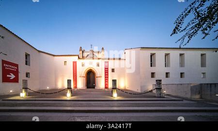 Sevilla, Spanien, 26. Juli 2022, Dämmerung fällt über das historische Centro Andaluz de Arte Contemporaneo und beleuchtet den Eingang des antiken Klosters Stockfoto
