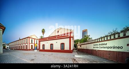 Sevilla, Spanien, 26. Juli 2022, Besucher spazieren durch den ruhigen Innenhof des CAAC, einem ehemaligen Kloster, das zeitgenössische Kunst auf der Isla de la Car präsentiert Stockfoto