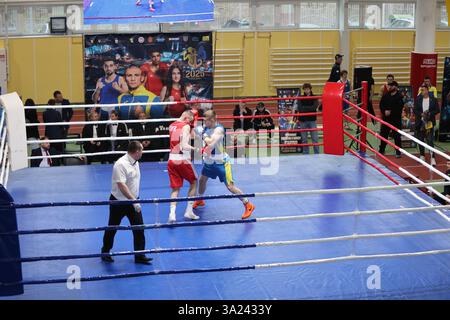 ODESSA, UKRAINE - 10. März 2025: Ukrainischer Boxcup unter Männern und Frauen. Eröffnungszeremonie des Wettbewerbs, des Konzerts, der Preise, der Trainer, der Richter, Par Stockfoto