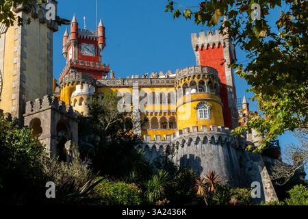Sintra, Portugal - die kunstvollen Türme und Mauern des Palastes von Pena, das zum UNESCO-Weltkulturerbe gehört Stockfoto