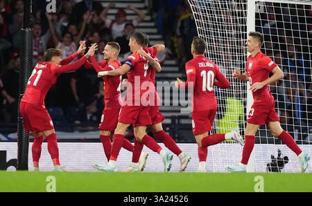 Polens Sebastian Szymanski (zweiter links) feiert das Eröffnungstor während des Spiels der UEFA Nations League, Gruppe A1, im Hampden Park, Glasgow. Bilddatum: Donnerstag, 5. September 2024. Stockfoto