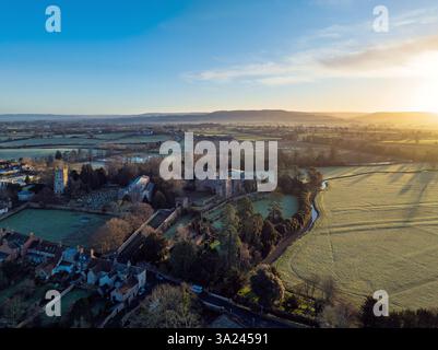 Berkeley Castle aus einer Drohne, Berkeley, Cotswolds, Gloucestershire, England Stockfoto