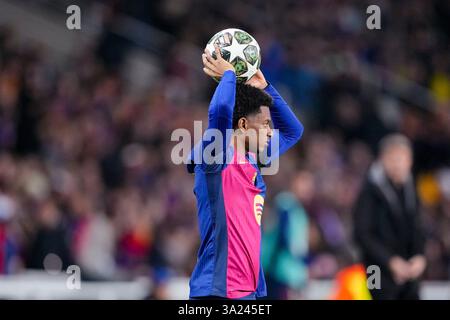 Barcelona, Spanien. März 2025. Estadi Olímpic Lluís Companys BARCELONA, SPANIEN - 11. MÄRZ: Alejandro Balde aus Barcelona wird den Ball beim Achtelfinale der UEFA Champions League 2024/25 im zweiten Leg-Spiel zwischen FC Barcelona und SL Benfica bei Estadi Olímpic Lluís Companys am 11. März 2025 in Barcelona, Spanien, spielen. (Pedro Loureiro/SPP) Credit: SPP Sport Press Photo. /Alamy Live News Stockfoto