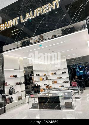 Flughafen Roissy, Paris, Frankreich, Luxusgeschäfte im Einkaufszentrum, zeitgenössisches Interieur, Yves Saint Laurent Store, Ausstellung Stockfoto