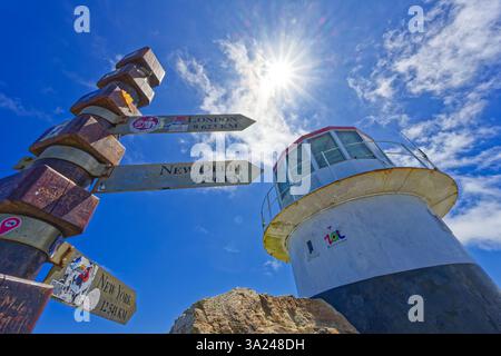 Alter Leuchtturm und Entfernungsschilder, Kap der Guten Hoffnung, Westkap, Südafrika, Afrika Stockfoto