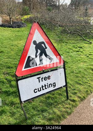 Schild Baumschnitt Gartenpflege Stockfoto