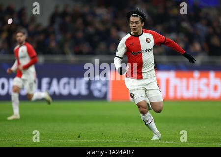 Mailand, Italien. März 2025. Ayase Ueda von Feyenoord sieht beim Achtelfinale-Spiel der UEFA Champions League 2024/25 im zweiten Leg-Spiel zwischen dem FC Internazionale und Feyenoord am 11. März 2025 im Stadio Giuseppe Meazza (San Siro) in Mailand, Italien, an. Quelle: Marco Canoniero/Alamy Live News Stockfoto