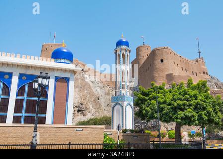 Al Khor Moschee und Al Mirani Festung, Muttrah, Muscat Port, Sultanat Oman, Arabische Halbinsel, Naher Osten Stockfoto