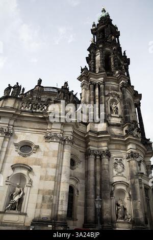 Der atemberaubende Dresdner Dom (katholische Hofkirche) mit seiner barocken Architektur und seinen hohen Türmen. Stockfoto