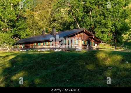 Blockhütte abgelegen in den Bayerischen Alpen an einem sonnigen Tag im Sommer Stockfoto