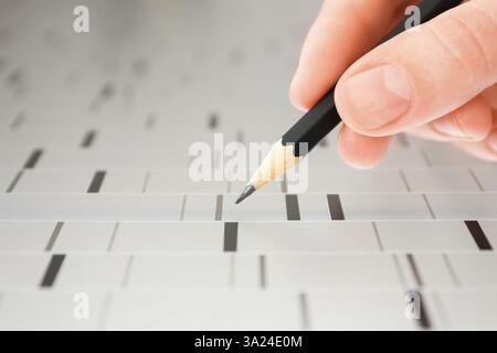 Wissenschaftler analysiert DNA-Daten im Labor, Nahaufnahme Stockfoto