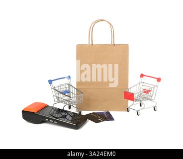 Zahlungsterminal, Kreditkarten, Einkaufstasche und Mini-Carts isoliert auf weiß Stockfoto