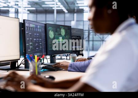 Computerwissenschaftler erhalten eine Benachrichtigung, die den Zugriff gewährt, während der Server-Hub neu konfiguriert und optimiert wird. IT-Experte sorgen dafür, dass der Arbeitsplatz im Rechenzentrum effizient funktioniert und alle Fehler erfolgreich eliminiert werden Stockfoto