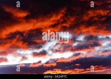 Dramatischer Himmel am Morgen bei Sonnenaufgang Stockfoto