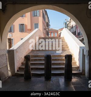 Blick auf eine alte Steinbrücke über den Vena Canal, Chioggia, Lagune von Venedig, Venetien, Italien, Europa Stockfoto