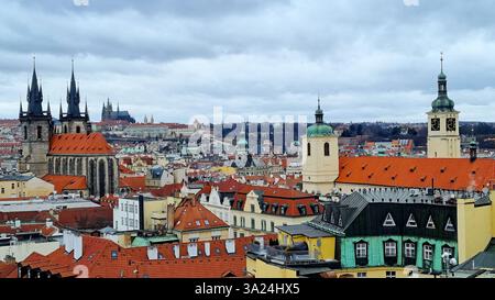 Atemberaubender Panoramablick auf das historische Zentrum von Prag mit den farbenfrohen Fassaden der alten Gebäude und roten Ziegeldächern an einem bewölkten Wintertag Stockfoto
