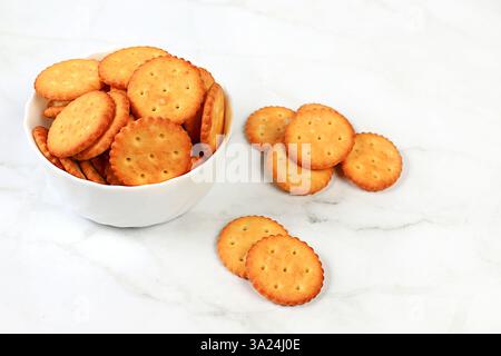 Hausgemachte glutenfreie Schokoladenchips und Nusskekse auf Betonhintergrund, modernes Bäckereikonzept mit trockenem französischem Sesamcracker. Gesundes Frühstück Stockfoto