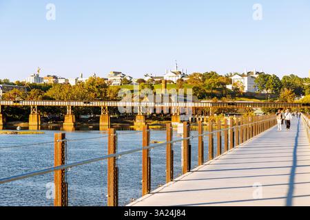 Blick von der T. Tyler Potterfield Memorial Bridge (Brown&#39;s Island Dam Walk) in James River Park zur Manchester Bridge und Oregon Hill Nachbarschaft in Stockfoto