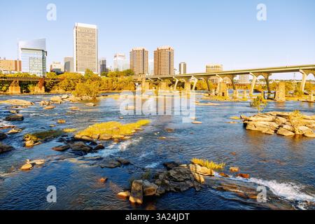 Blick von der T. Tyler Potterfield Memorial Bridge (Brown&#39;s Island Dam Walk) im James River Park über den James River bis zur Skyline von Downtown Richmond Stockfoto