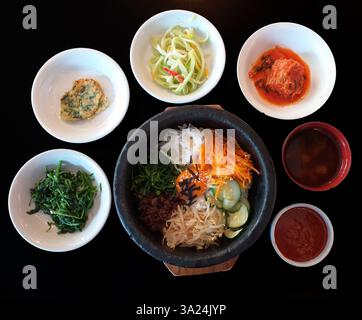 Bibimbap oder BI Bim BaP, traditionelles koreanisches Essen mit kleinen Schüsseln koreanischer Vorspeisen, Stockfoto