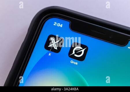 Mexiko-Stadt, MEXIKO - 11. März 2025: X-App und Grok werden auf einem iPhone-Bildschirm angezeigt und symbolisieren moderne KI-basierte soziale Medien und Technologien. Stockfoto