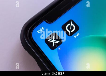 Mexiko-Stadt, MEXIKO - 11. März 2025: X-App und Grok werden auf einem iPhone-Bildschirm angezeigt und symbolisieren moderne KI-basierte soziale Medien und Technologien. Stockfoto
