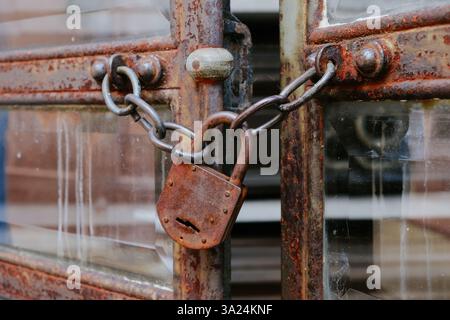 Rostiges Vorhängeschloss an einer Mausoleum-Tür Stockfoto