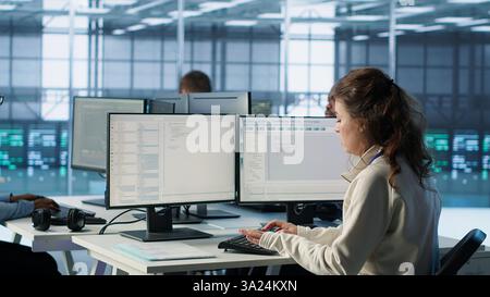 Manager leitet multiethnische Teams, die im Rechenzentrum arbeiten und Ankündigungen machen. Teamleiter bespricht mit Mitarbeitern die Überwachung des Energieverbrauchs über Serverkomponenten hinweg, Kamera A Stockfoto