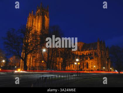 Beverley Minster (anglikanisch) bei Nacht mit leichten Wegen entlang Minster Yard South im Vordergrund, Beverley, Yorkshire, Großbritannien. Stockfoto
